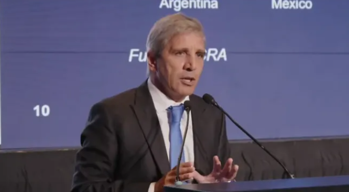 Caputo prometió desinflación con crecimiento y cruzó a los empresarios que no se adaptaron al nuevo escenario Caputo prometió desinflación con crecimiento y cruzó a los empresarios que no se adaptaron al nuevo escenario