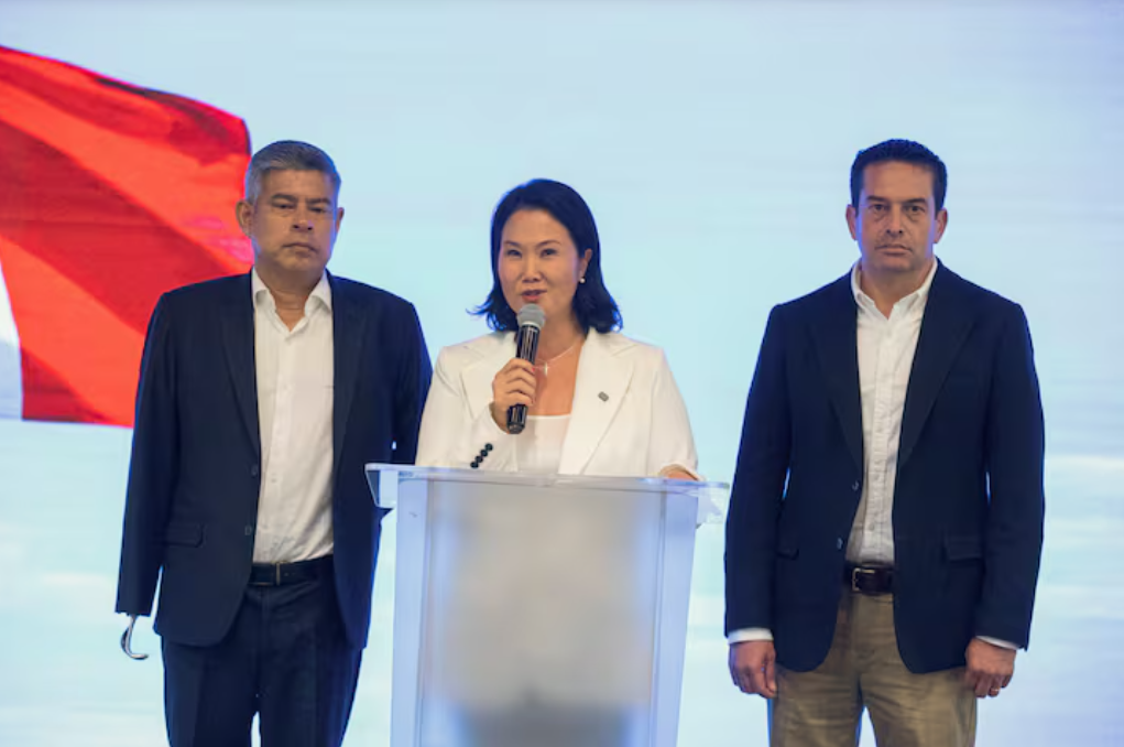 Keiko lidera en Perú pero el segundo lugar sigue sin definirse en medio de conteos contradictorios Keiko lidera en Perú pero el segundo lugar sigue sin definirse en medio de conteos contradictorios