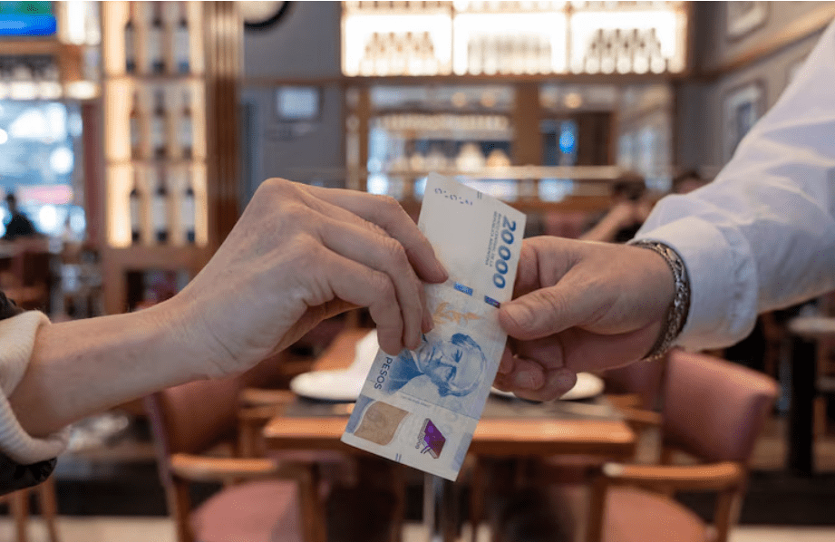 Las monedas latinoamericanas se fortalecen frente al dólar en abril impulsadas por el carry trade