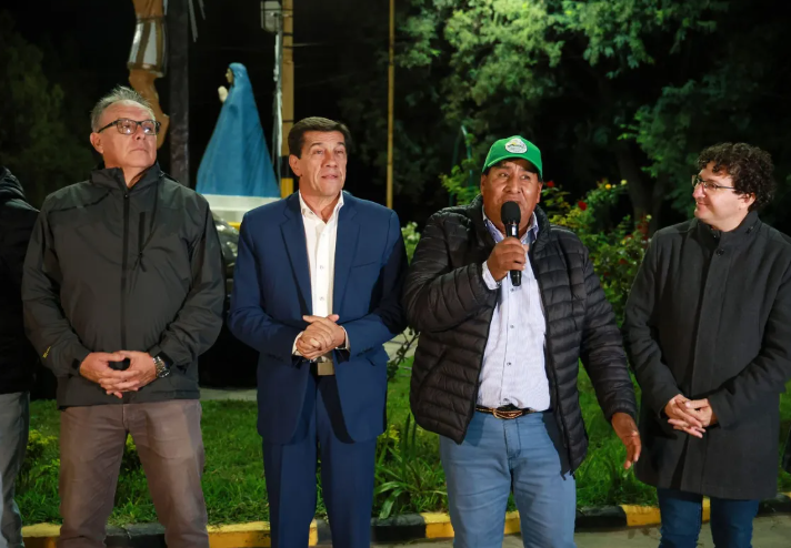 Carlos Sadir inauguró una obra de iluminación sobre el acceso a Aguas Calientes
