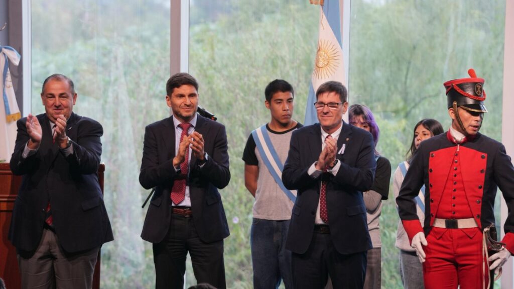 Santa Fe: Pullaro encabezó la promesa de lealtad a la Constitución Nacional junto a estudiantes secundarios