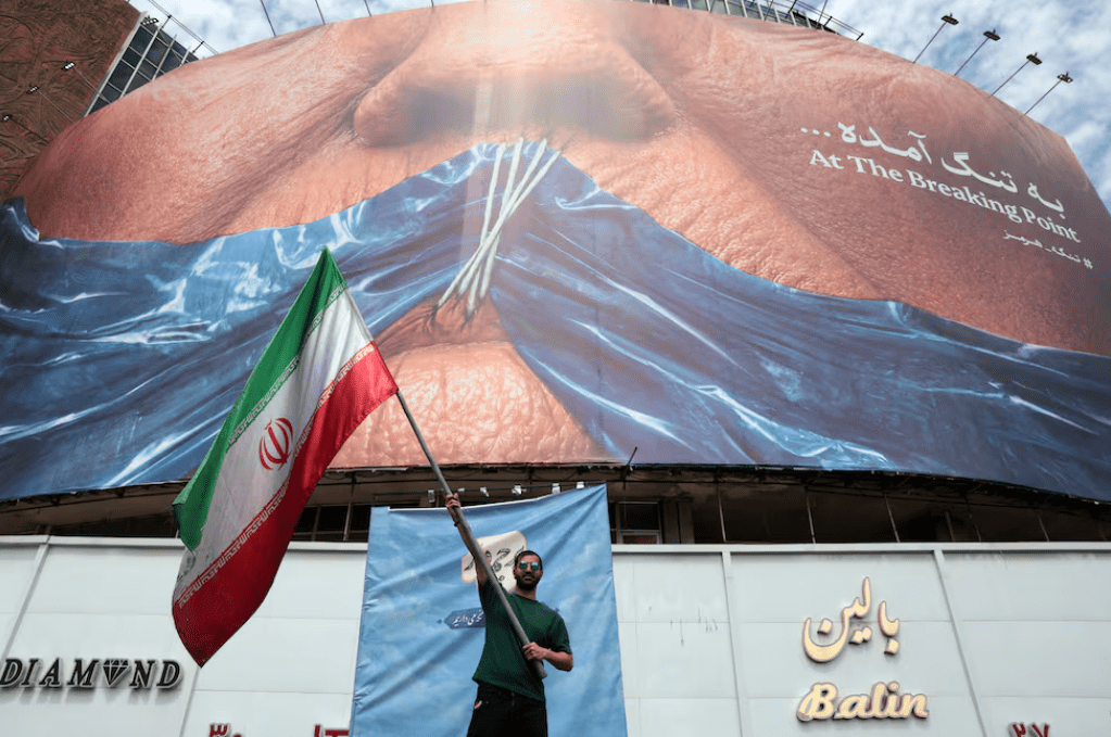Irán evalúa la respuesta de EE.UU. a su plan de paz mientras crece la tensión en el estrecho de Ormuz