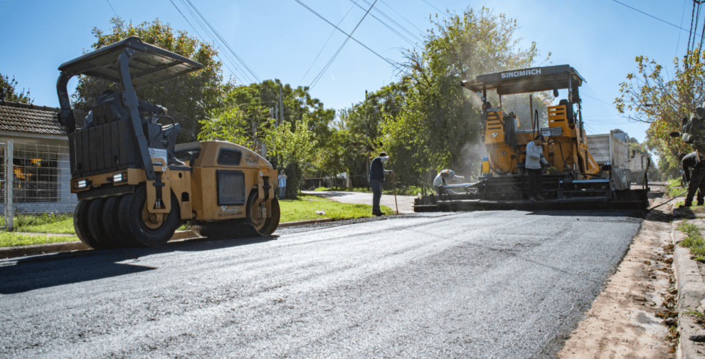 Moreno avanza con obras de asfalto en distintos barrios del distrito