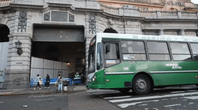 El Gobierno aplicará aumentos escalonados en colectivos y trenes desde mayo