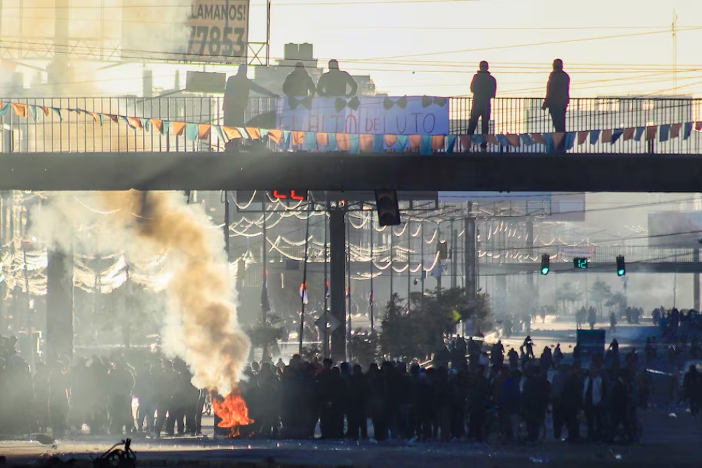Crece la tensión en Bolivia por las marchas y bloqueos contra Rodrigo Paz Crece la tensión en Bolivia por las marchas y bloqueos contra Rodrigo Paz