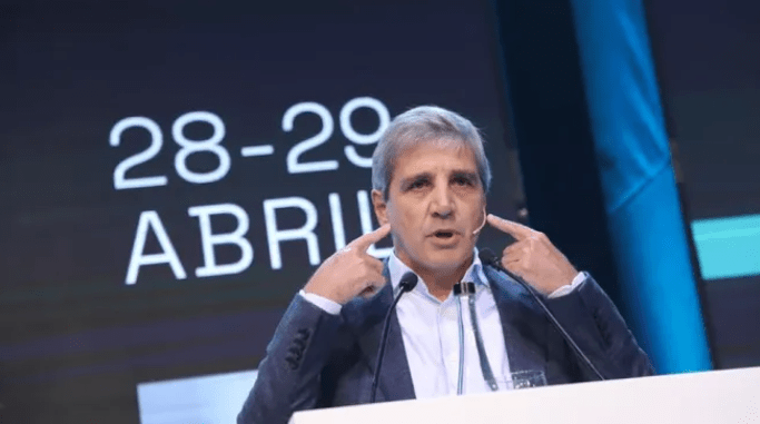 Caputo apuesta a una recuperación económica desde mitad de año y defiende el superávit fiscal Caputo apuesta a una recuperación económica desde mitad de año y defiende el superávit fiscal