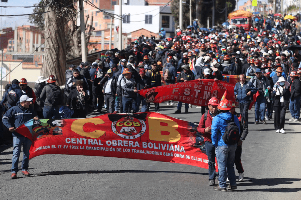 Crecen las protestas en Bolivia y trabajadores marchan en La Paz contra el gobierno de Rodrigo Paz