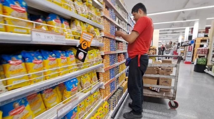 El consumo masivo cayó casi 5% en abril y profundizó la crisis en supermercados y mayoristas
