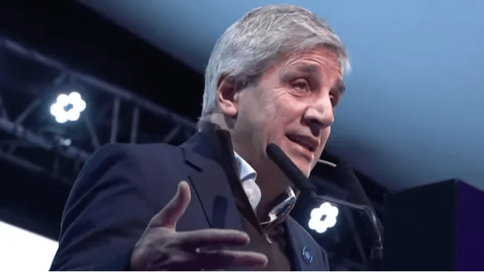 Caputo aseguró que la economía crecerá 20% durante el mandato de Milei y anticipó una victoria oficialista en 2027 Caputo aseguró que la economía crecerá 20% durante el mandato de Milei y anticipó una victoria oficialista en 2027