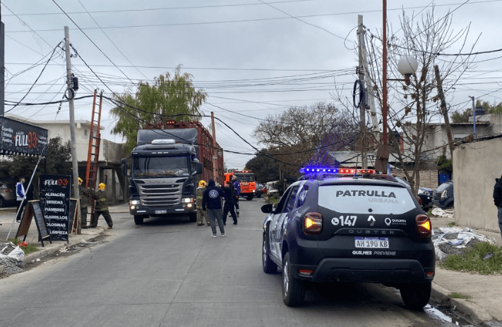 Quilmes intervino en dos incidentes provocados por camiones que dañaron el tendido eléctrico Quilmes intervino en dos incidentes provocados por camiones que dañaron el tendido eléctrico