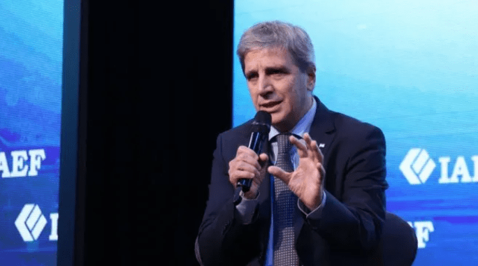 Caputo anticipó cambios en la Ley de Inocencia Fiscal para impulsar el uso de los dólares ahorrados