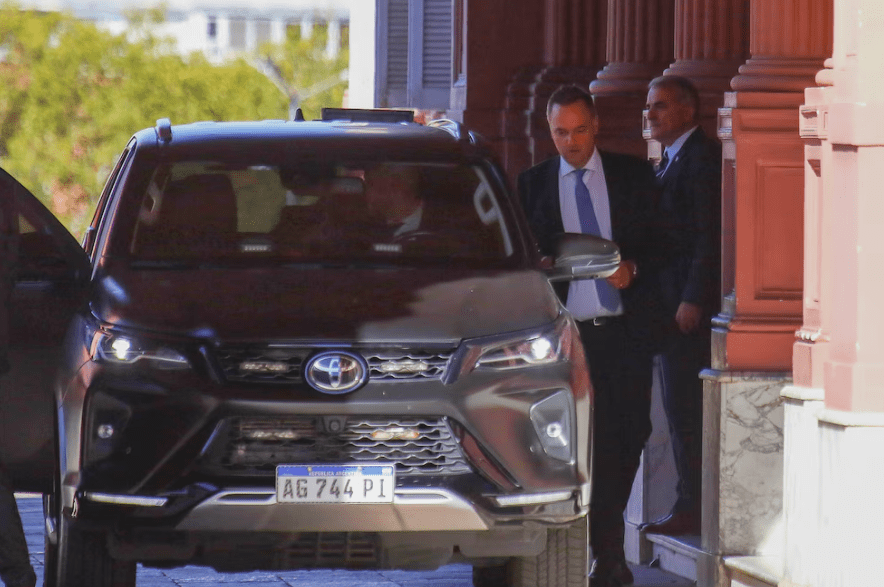 El Gobierno respalda a Adorni y descarta una salida negociada en medio de la presión política