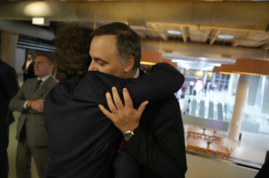 Milei designó a Santilli en Jefatura de Gabinete y volvió a respaldar a Adorni