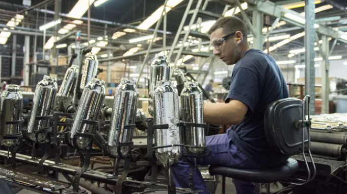 La economía volvió a caer en abril y continúa sin consolidar una recuperación sostenida