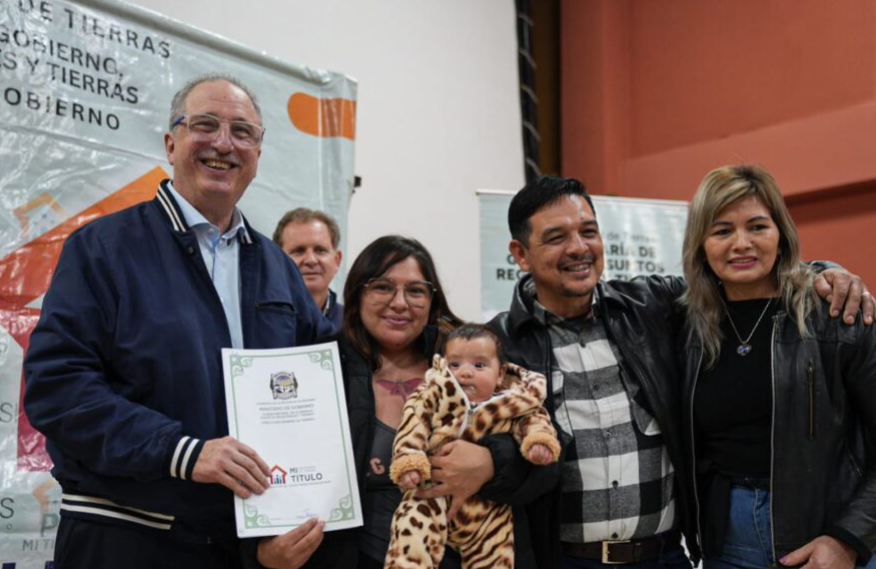 Passalacqua entregó 59 títulos de propiedad a familias de Puerto Iguazú