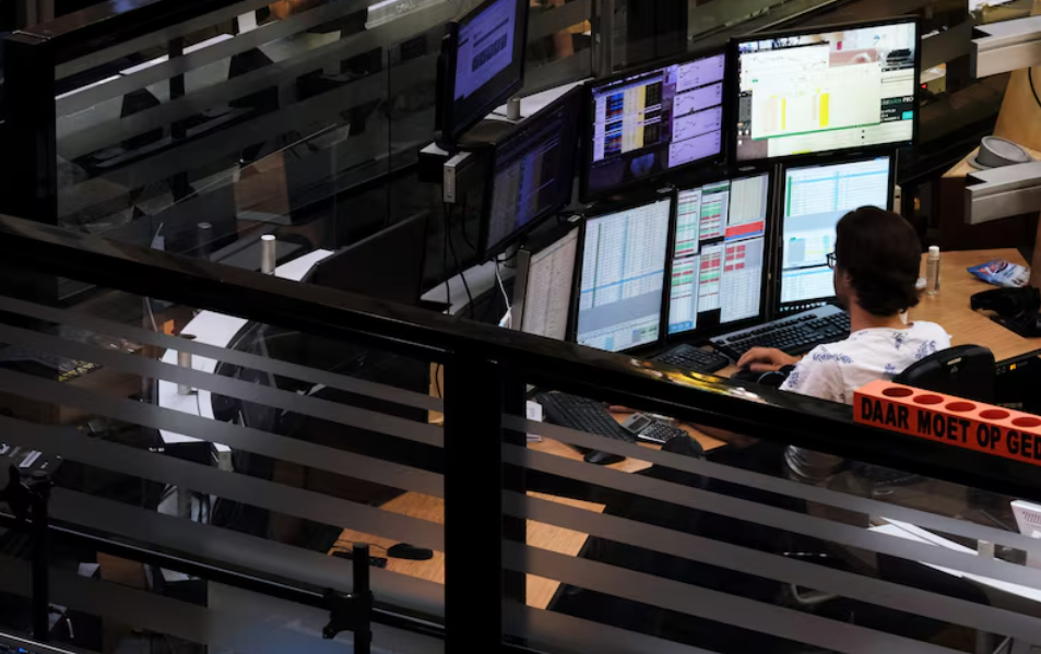 Las acciones globales avanzan con Wall Street cerrado y el dólar vuelve a caer