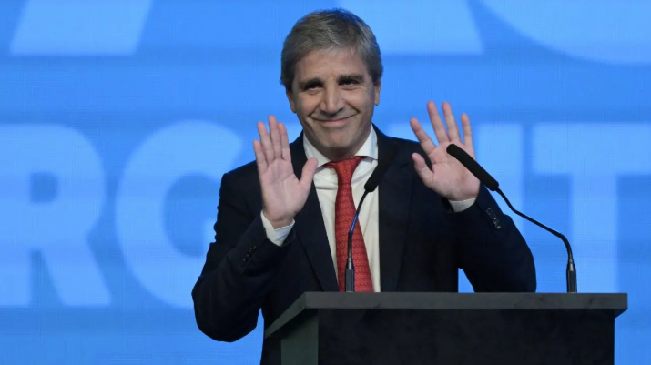 Caputo presentó el plan financiero y afirmó que volver al mercado global es una opción