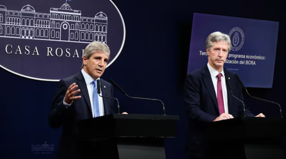 Caputo presenta el plan financiero para cubrir la deuda hasta las elecciones de 2027