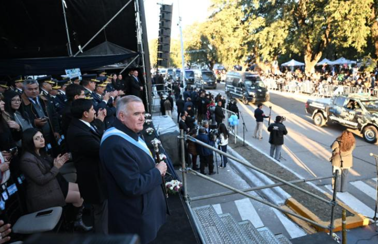 Jaldo encabezó el 54° aniversario de Banda del Río Salí con un desfile y entrega de equipamiento Jaldo encabezó el 54° aniversario de Banda del Río Salí con un desfile y entrega de equipamiento