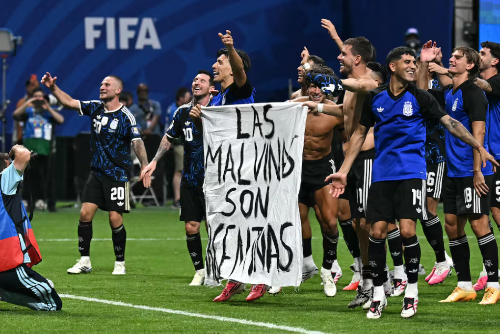 Reino Unido pidió a la FIFA que sancione a Argentina por la bandera de Malvinas Reino Unido pidió a la FIFA que sancione a Argentina por la bandera de Malvinas