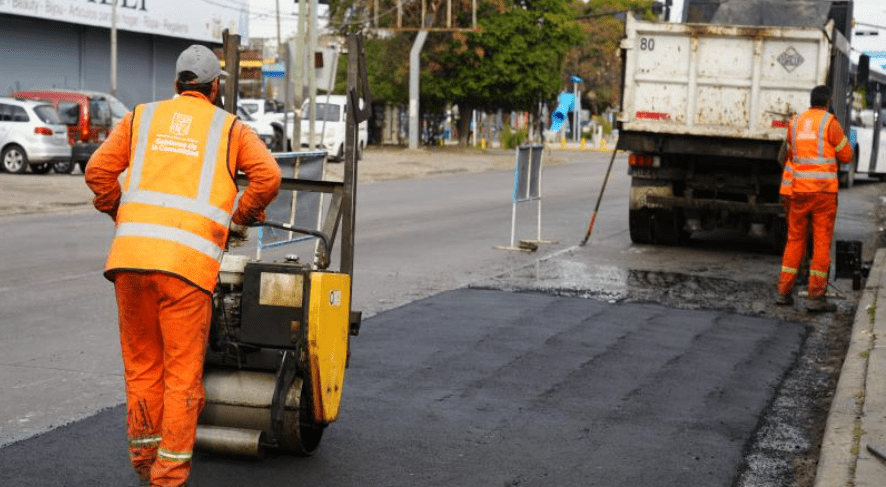 Lomas de Zamora avanza con nuevas obras de bacheo y recuperación vial