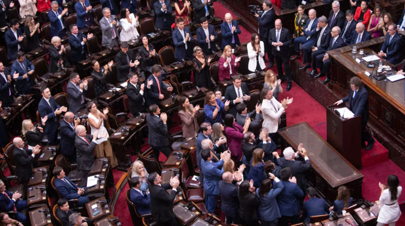 Milei impulsará una reforma del Banco Central y un “Grillete Fiscal” Milei impulsará una reforma del Banco Central y un “Grillete Fiscal”
