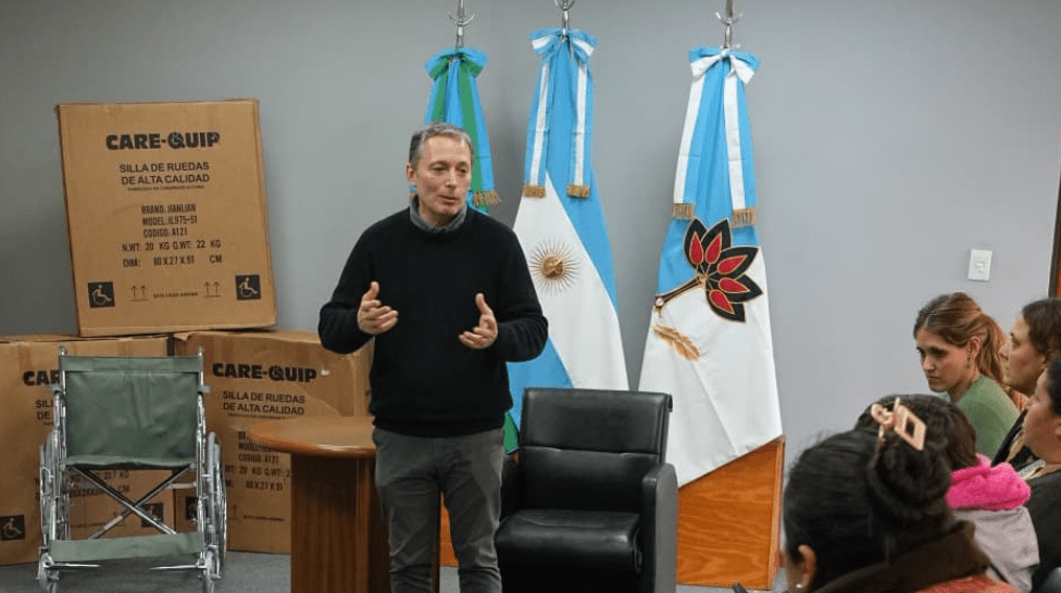 Esteban Echeverría entregó sillas de ruedas a vecinos con problemas de salud