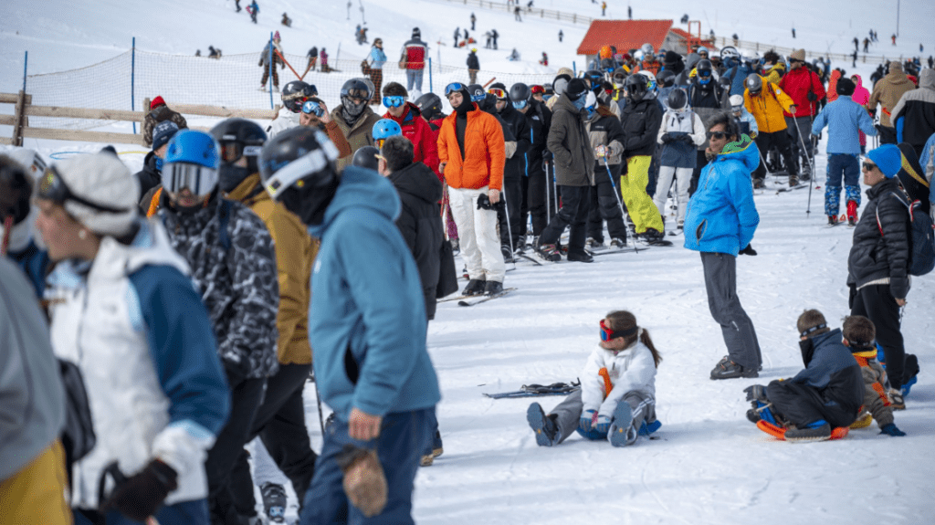 La nieve tiñe de blanco la cordillera mendocina y convoca a miles de visitantes en un fin de semana récord La nieve tiñe de blanco la cordillera mendocina y convoca a miles de visitantes en un fin de semana récord
