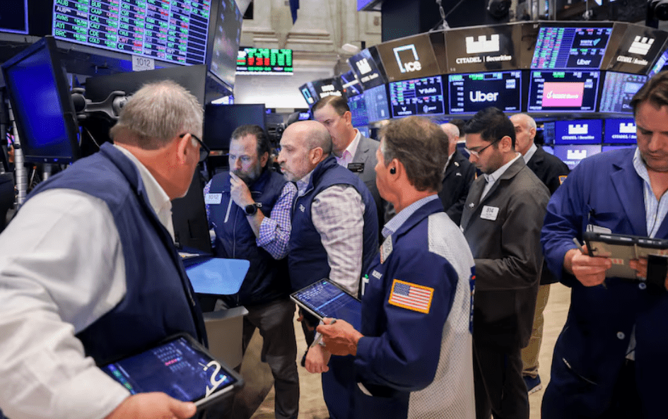 Wall Street avanza tras anuncio del Tesoro de EE.UU. que impulsa los bonos y debilita al dólar
