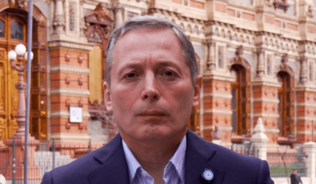 Fernando Gray presentó una acción de amparo por la privatización de AySA