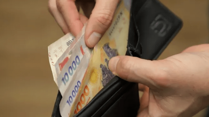 El Gobierno fijó un nuevo salario mínimo: cuánto aumenta y cómo serán las subas escalonadas hasta abril de 2027 El Gobierno fijó un nuevo salario mínimo: cuánto aumenta y cómo serán las subas escalonadas hasta abril de 2027