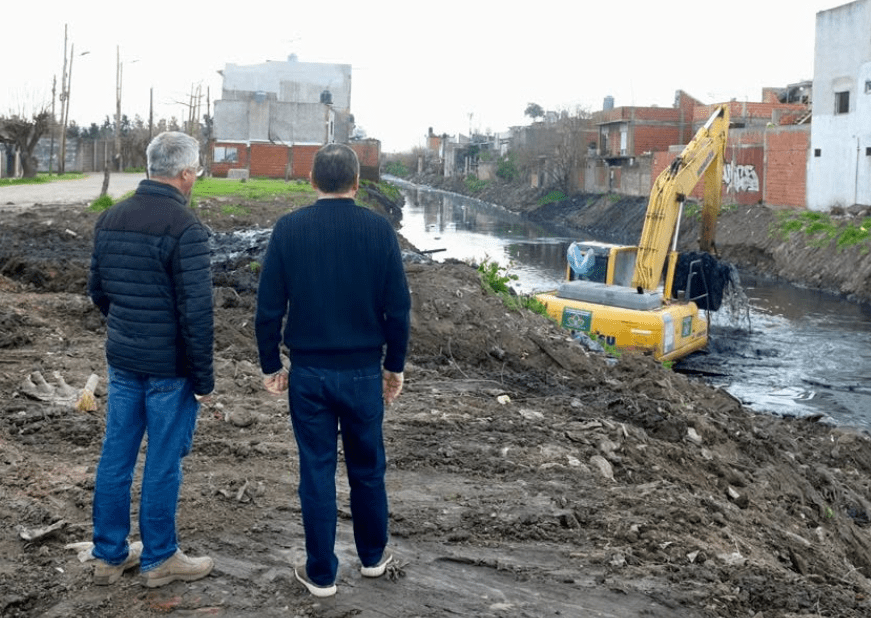 Fernando Gray recorrió los trabajos de limpieza del arroyo Santa Catalina en 9 de Abril