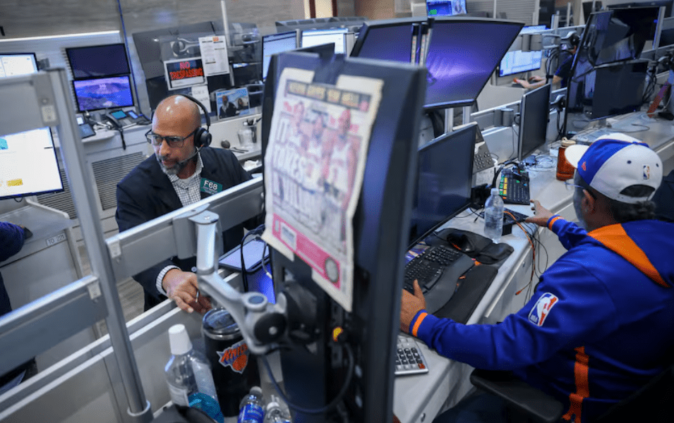 S&P 500 cae y el dólar sube con fuerza tras dato de empleo que refuerza alza de tasas de la Fed S&P 500 cae y el dólar sube con fuerza tras dato de empleo que refuerza alza de tasas de la Fed