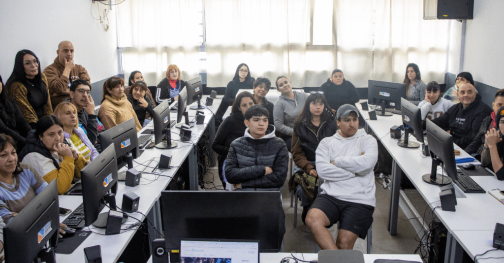 Finalizó la primera formación municipal para auxiliares de Escuelas en Moreno