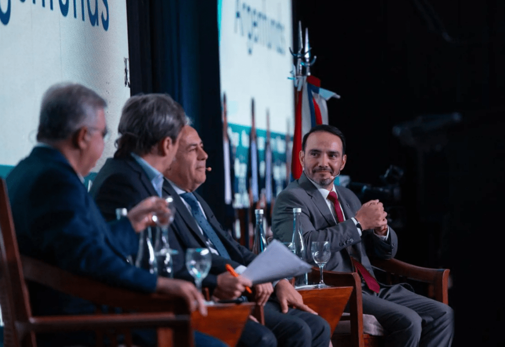 Valdés presentó en Iguazú el modelo correntino para atraer inversiones y generar desarrollo