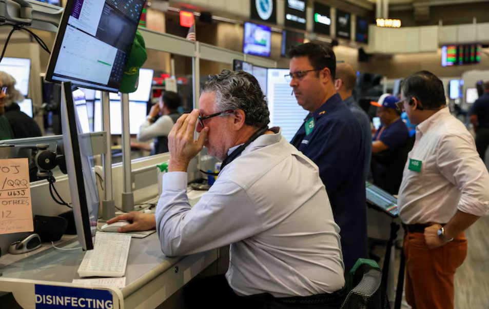 Wall Street cayó por temores sobre la IA y la presión de las tasas y el petróleo