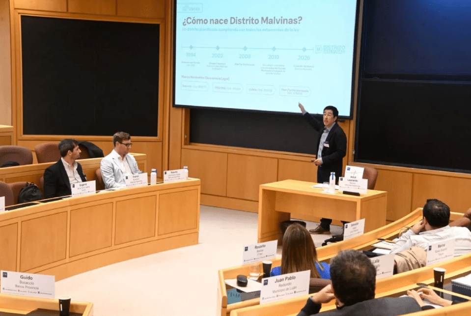 Nardini presentó Distrito Malvinas en el encuentro internacional “Ciudades y Ecosistemas para el Bien Común 2026-2030” Nardini presentó Distrito Malvinas en el encuentro internacional “Ciudades y Ecosistemas para el Bien Común 2026-2030”
