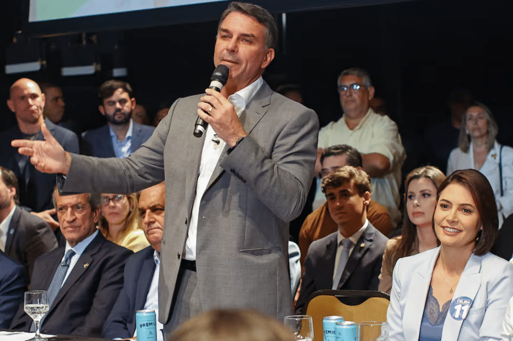 Flávio Bolsonaro propone reformar la Constitución de Brasil