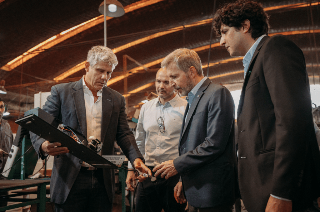 Frigerio visitó Longvie, una empresa con 108 años que continúa invirtiendo en Entre Ríos Frigerio visitó Longvie, una empresa con 108 años que continúa invirtiendo en Entre Ríos