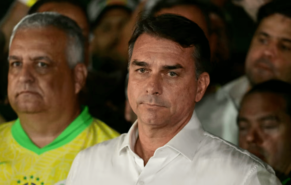 La justicia de Brasil le prohibió salir del país a Flávio Bolsonaro tras el balotaje