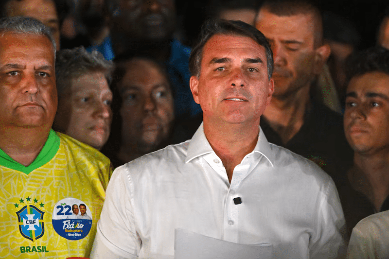 Migraciones confirmó que Flávio Bolsonaro viajó con su familia desde Argentina hacia Ecuador “sin ningún impedimento legal” Migraciones confirmó que Flávio Bolsonaro viajó con su familia desde Argentina hacia Ecuador “sin ningún impedimento legal”