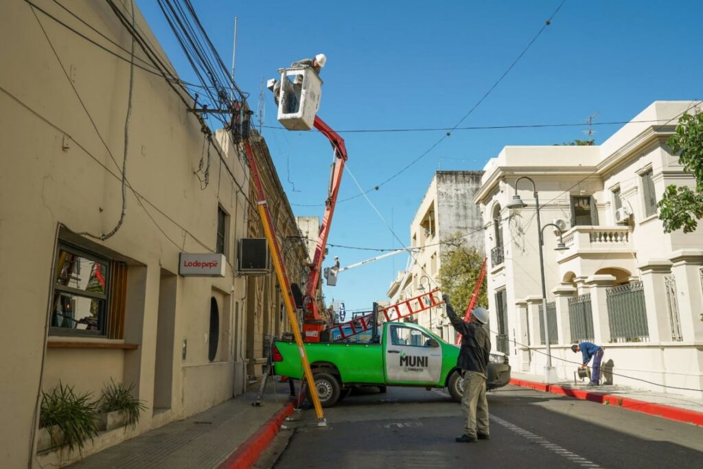 Corrientes: Avanza el programa “Cielo Limpio” y ya se retiró cableado en 14 cuadras del casco céntrico